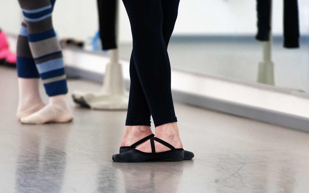 Gekreuzte Fußstellung beim Balletttraining im Tanzsaal | Ballettunterricht im Tanzparterre